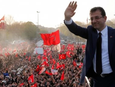 Βίντεο: Χιλιάδες Toύρκοι στους δρόμους της Κωνσταντινούπολης για την ορκωμοσία του E.Ιμάμογλου